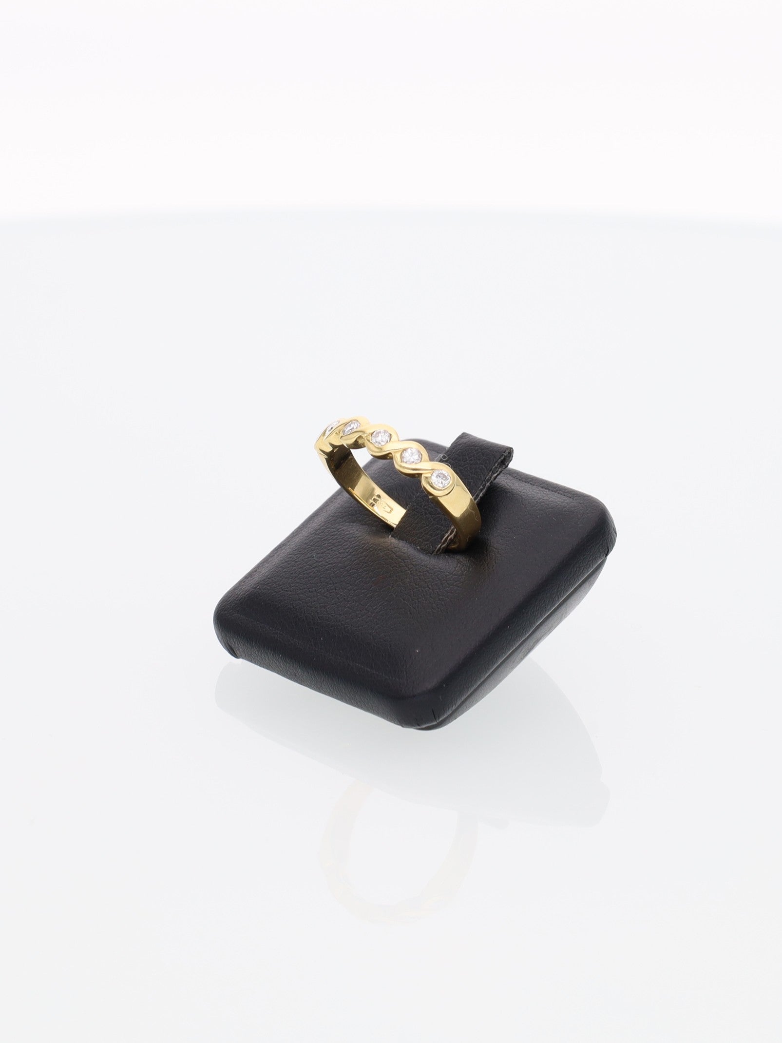 Anello veretta oro giallo con fascia intrecciata di brillanti