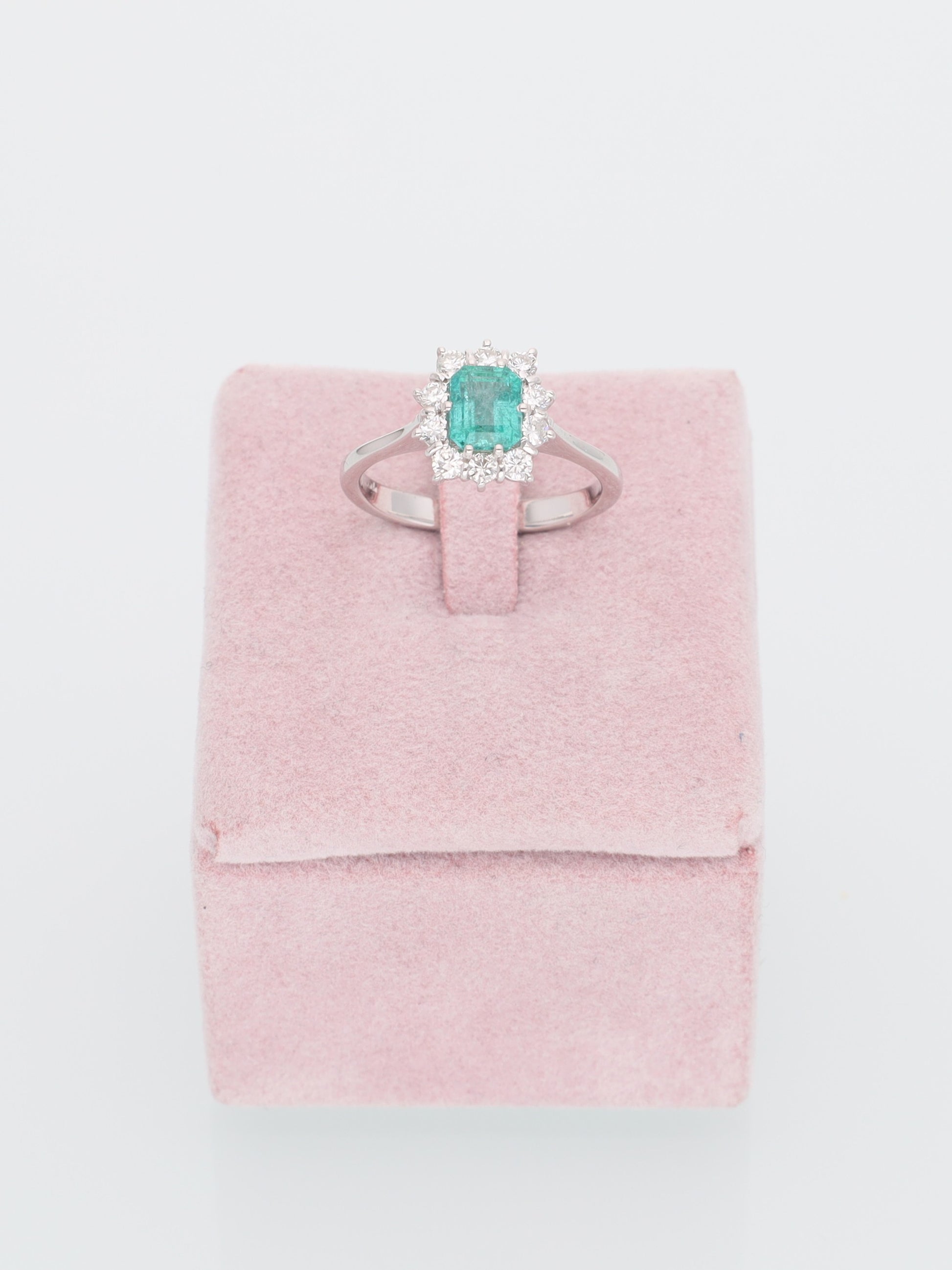 Anello margherita in oro bianco 18kt con smeraldo e diamanti