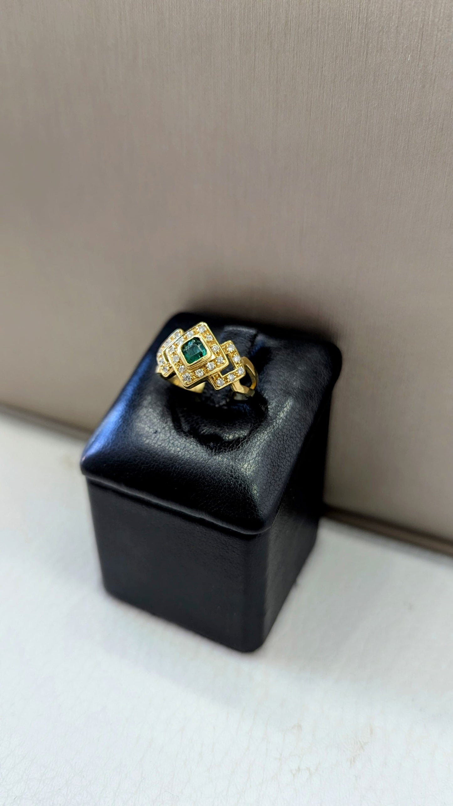 Anello oro giallo vintage con smeraldo e brillanti