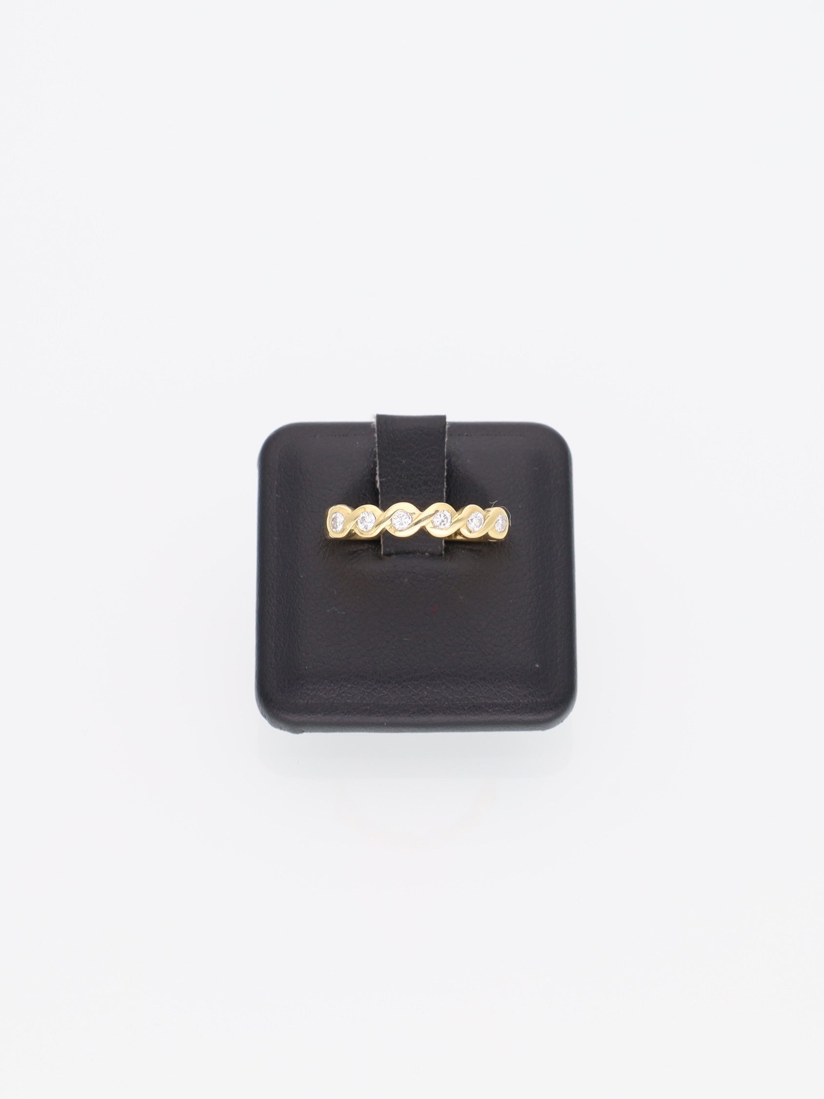 Anello veretta oro giallo con fascia intrecciata di brillanti