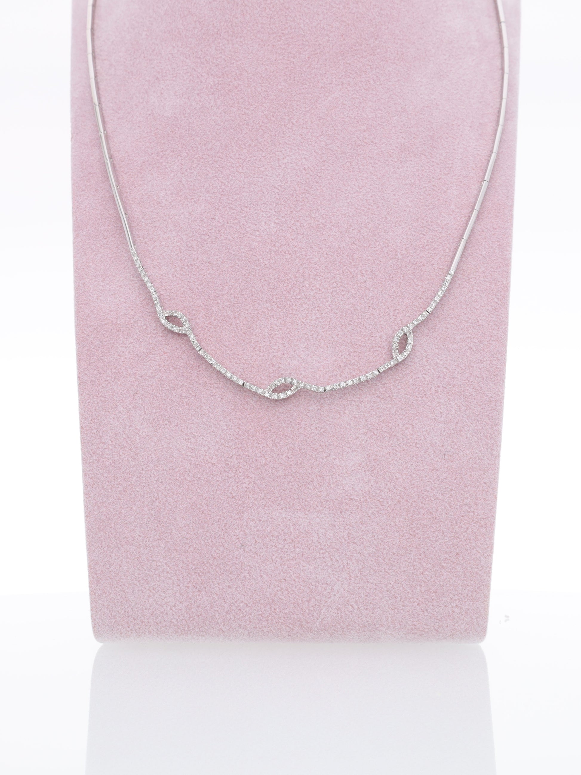 Collana Girocollo Semirigido in Oro Bianco 18 kt con Fantasia di Diamanti