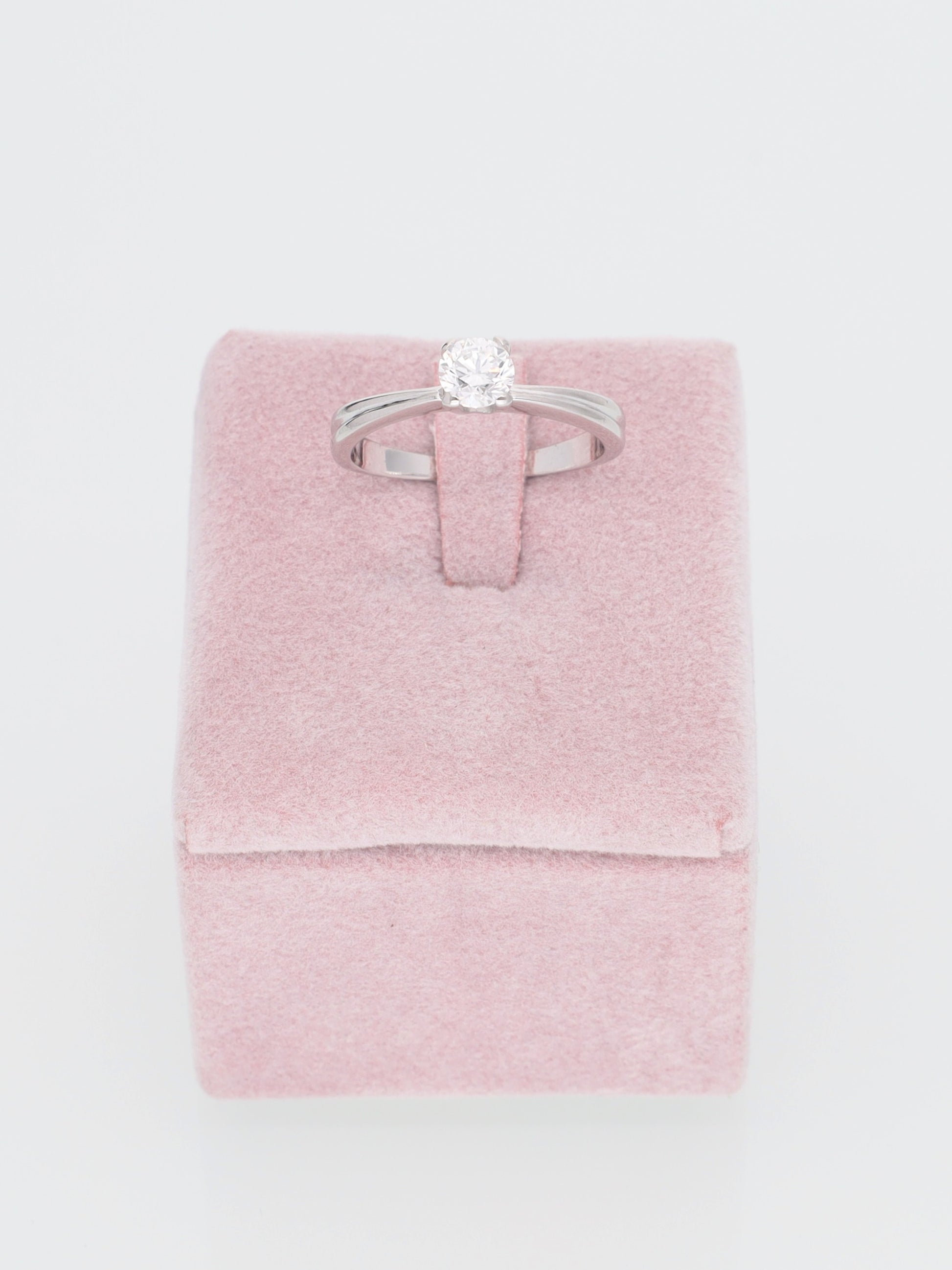 Anello solitario in oro bianco 18kt con diamante 0.25ct