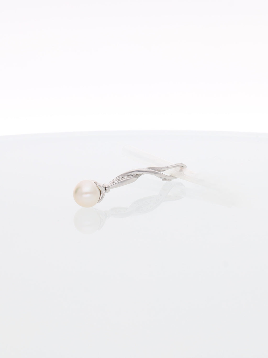 Ciondolo oro bianco pendente a spirale con diamanti e perla naturale