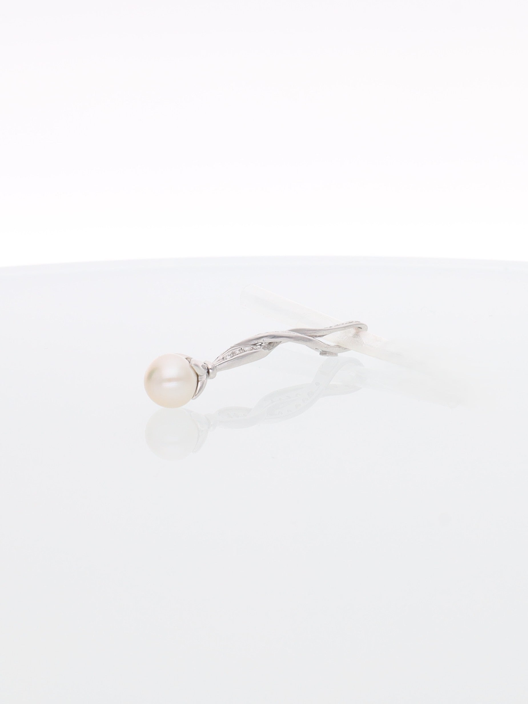 Ciondolo oro bianco pendente a spirale con diamanti e perla naturale