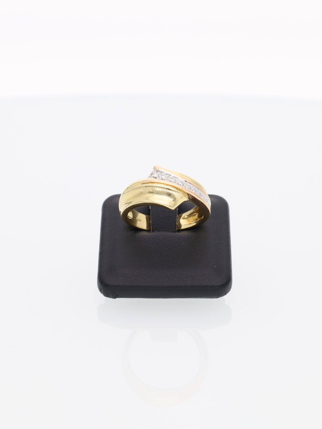 Anello contrariè in Oro Giallo con riviera brillanti